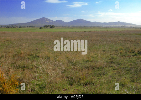 Montagnes au-dessus des terres agricoles par une belle journée ensoleillée, Victoria, Australie Banque D'Images