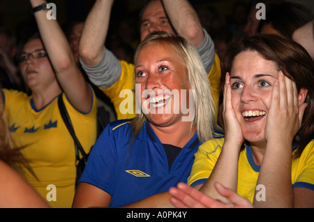 Swedish fans jubilant après last minute 1-0 gagnant plus de Paraguay, Coupe du Monde 2006, trois rois célèbre pub, Londres Banque D'Images