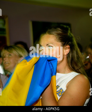 Swedish fans jubilant après last minute 1-0 gagnant plus de Paraguay, Coupe du Monde 2006, trois rois célèbre pub, Londres Banque D'Images