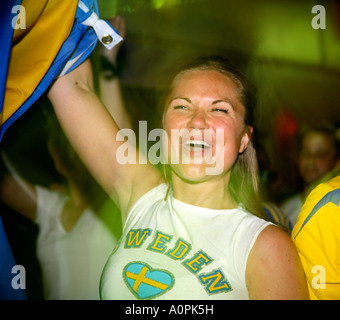 Swedish fans jubilant après last minute 1-0 gagnant plus de Paraguay, Coupe du Monde 2006, trois rois célèbre pub, Londres Banque D'Images