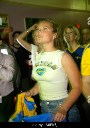 Swedish fans jubilant après last minute 1-0 gagnant plus de Paraguay, Coupe du Monde 2006, trois rois célèbre pub, Londres Banque D'Images