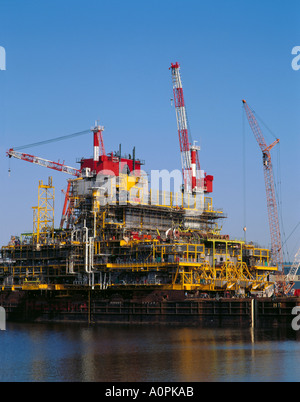 Plate-forme pétrolière de la mer du Nord sur une barge en attente de sortir, Wallsend, Tyne, tyneside, Tyne et Wear, Angleterre, Royaume-Uni. Banque D'Images