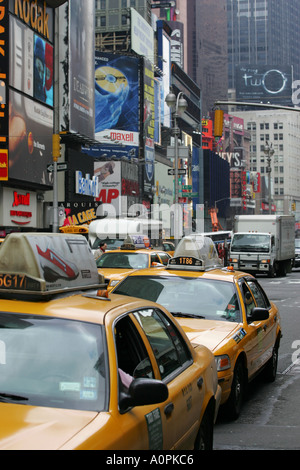 Vue emblématique de la New York City Taxi Cabs congestionner le secteur du centre-ville de Times Square New York City USA Amérique latine Banque D'Images