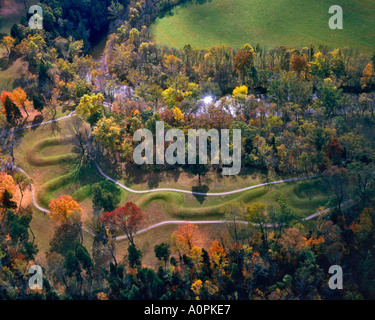 L'automne Vue aérienne de Serpent Mound Hopewell culture Adena Mounds Brush Creek le long serpent Mound State Memorial en Ohio Banque D'Images