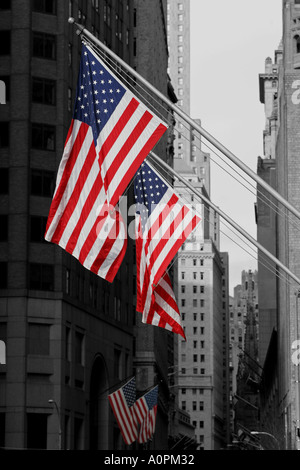 Couleur sélective image en noir et blanc de Wall Street à New York avec des étoiles et des rayures drapeau américain USA Banque D'Images