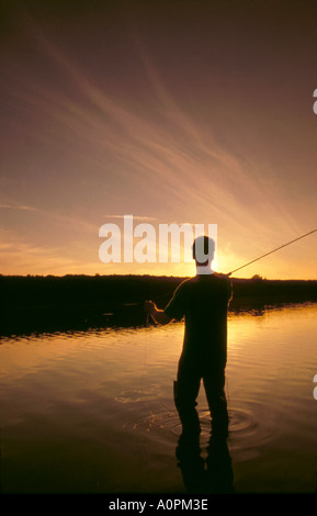 Au coucher du soleil, pêche au Réservoir Swinsty, Washburn Valley, à l'ouest de Harrogate, North Yorkshire, Angleterre, Royaume-Uni. Banque D'Images