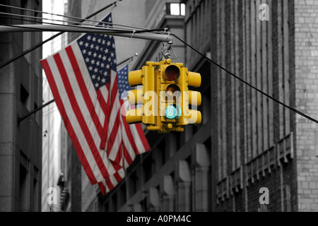 Image noir et blanc emblématique de la ville de New York avec couleur sélective feu jaune vif avec une lumière verte du signal Banque D'Images