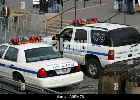 Agent de police de New York forment la k9 chien parle à un officier des gardes au Liberty Island Ferry point NYC US USA Banque D'Images