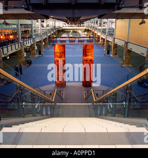 Bienvenue à l'intérieur des chiffres des Salish de la côte de l'Aéroport International de Vancouver YVR vide Terminal, Richmond, BC, British Columbia, Canada Banque D'Images