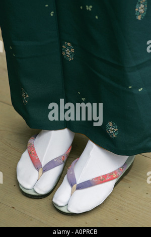 Close up image emblématique de la culture japonaise avec kimono traditionnel tabby et blanc chaussettes sandales Kyoto au Japon Banque D'Images