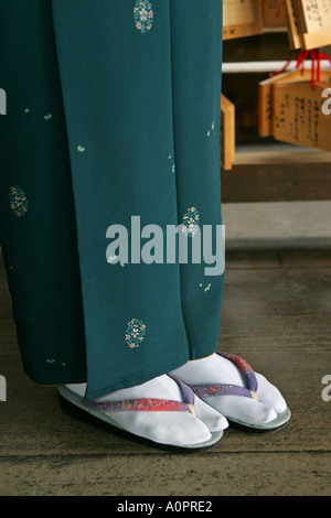 Libre d'une japonaise portant un kimono de soie vert sombre traditionnel tabby avec blanc chaussettes et sandales Kyoto visites ancienne Banque D'Images