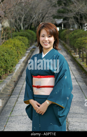 Belle femme portant un kimono traditionnel japonais pose à Kyoto Japon Kansai backstreet Banque D'Images
