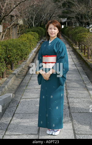 Longueur totale belle femme portant un kimono traditionnel japonais pose à Kyoto Japon Kansai backstreet Banque D'Images