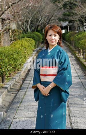 Belle femme portant un kimono traditionnel japonais pose à Kyoto Japon Kansai backstreet Banque D'Images