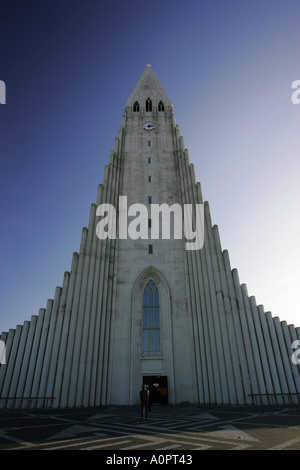 Bâtiment d'intérêt touristique célèbre église Hallgrimur Hallgrim à Reykjavik Islande Europe avec fond de ciel bleu typique UE Banque D'Images