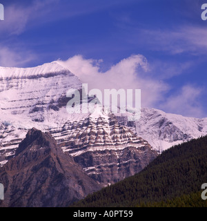 Le mont Robson dans le parc provincial du mont Robson dans Canadian Rockies le long de Yellowhead 16 British Columbia Canada pour l'été Banque D'Images