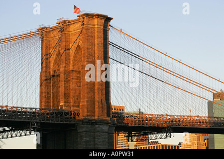 Détail sur l'architecture du pont de Brooklyn New York City avec le drapeau américain en haut vol NEW YORK USA Banque D'Images