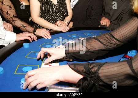 Croupier au Blackjack cartes sur table Banque D'Images