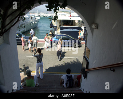 Puerto Banus vue par Arch Costa del Sol Espagne Banque D'Images