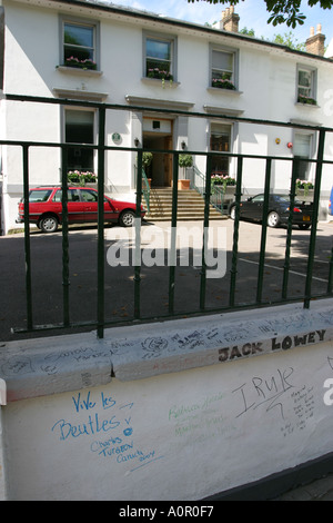 Des messages à la Beatles écrit sur le mur de l'Abbey Road studios Banque D'Images