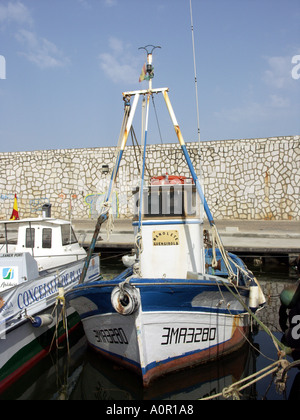 Des bateaux de pêche, des filets et s'attaquer, Port de Fuengirola, Costa del Sol, Andalousie, Espagne Banque D'Images