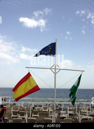 L'espagnol, l'UE et de l'Andalousie, drapeaux au vent sur la plage, Fuengirola, Costa del Sol, Espagne, Europe, Banque D'Images