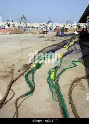 Les bateaux de pêche et les filets, Port de Fuengirola, Costa del Sol, Andalousie, Espagne Banque D'Images