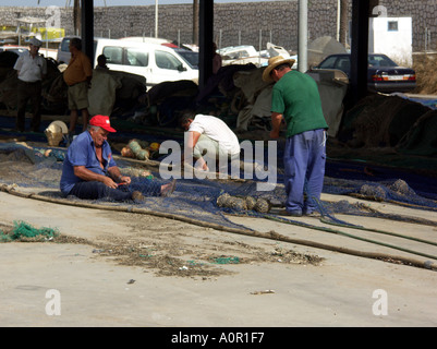 Vieux pêcheurs réparant leurs filets, Puerto Deportivo de Fuengirola, Port de Fuengirola, Costa del Sol, Espagne, Europe Banque D'Images