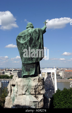 Statue de St Gellert le saint patron de Budapest sur la colline Gellert à plus de Budapest Hongrie Banque D'Images