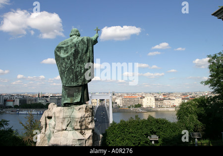 Statue de St Gellert le saint patron de Budapest sur la colline Gellert à plus de Budapest Hongrie Banque D'Images