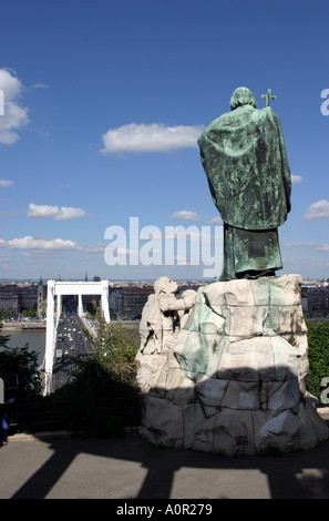 Statue de St Gellert le saint patron de Budapest sur la colline Gellert à plus de Budapest Hongrie Banque D'Images