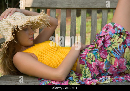 Teen Girl Relaxing in Yard Swing USA. Banque D'Images