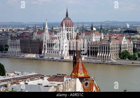 Le bâtiment du Parlement au bord du Danube à Budapest Hongrie Banque D'Images