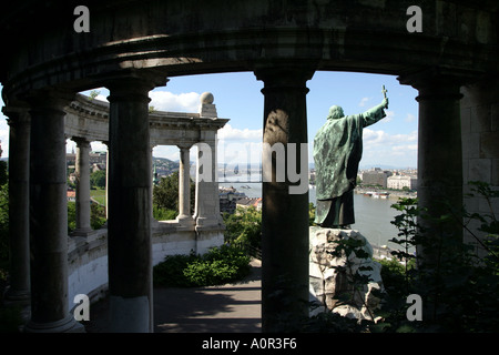 Statue de St Gellert le saint patron de Budapest sur la colline Gellert à plus de Budapest Hongrie Banque D'Images