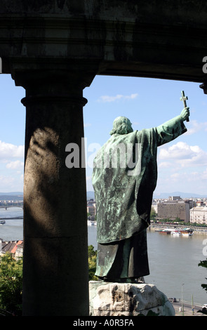 Statue de St Gellert le saint patron de Budapest sur la colline Gellert à plus de Budapest Hongrie Banque D'Images