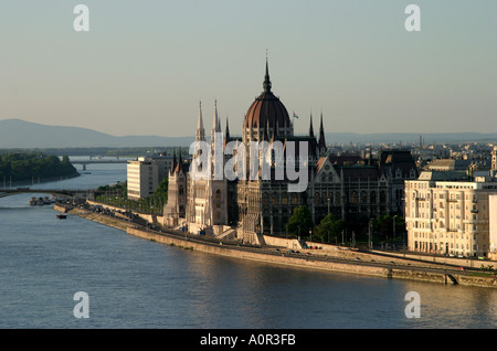 Le bâtiment du Parlement au bord du Danube à Budapest Hongrie Banque D'Images