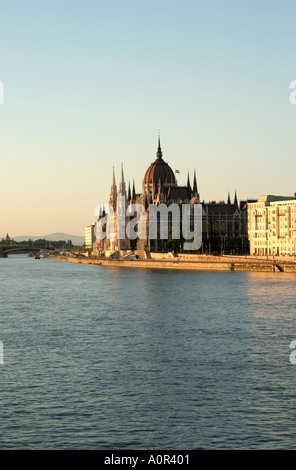 Le bâtiment du Parlement au bord du Danube à Budapest Hongrie Banque D'Images