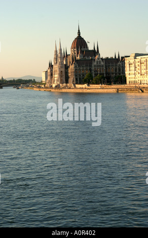 Le bâtiment du Parlement au bord du Danube à Budapest Hongrie Banque D'Images