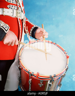 Batteur de musique militaire. Close up.de tambour avec mains tenant les baguettes. Banque D'Images