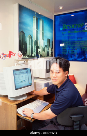 Philippines. Jeune homme travaillant au bureau avec un ordinateur personnel. 1998 Banque D'Images