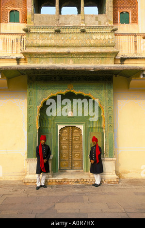 Palace guards en turbans à gateway le paon orné de City Palace Jaipur Rajasthan Inde Asie Banque D'Images