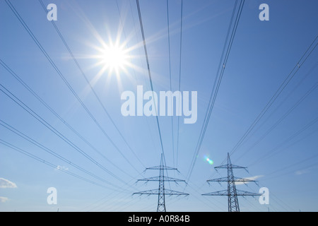 Câbles haute tension et les pylônes en contre-jour avec Erding Haute-bavière Allemagne Banque D'Images