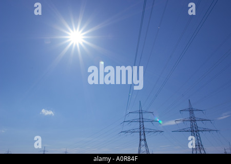 Câbles haute tension et les pylônes en contre-jour avec Erding Haute-bavière Allemagne Banque D'Images