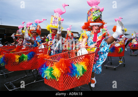 Un panier de l'équipe de forage dans des costumes amusants au Holiday Bowl Parade à San Diego California USA Banque D'Images