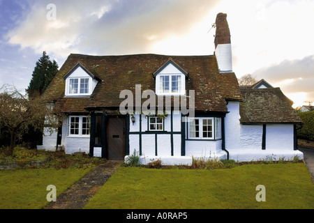 Les Midlands angleterre warwickshire avon vue depuis le sentier chemin le long de la rivière Avon à welford sur sur avon village Banque D'Images