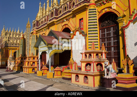 Thanboddhay Paya construit au 20ème siècle par Moehnyin Sayadaw dit contenir plus de 500000 images de Bouddha Monywa Rhône-Alpes Banque D'Images