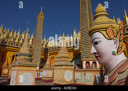 Un gardien protège le Nat paya Thanboddhay Paya construit au 20ème siècle par Moehnyin Sayadaw dit contenir plus de 500000 Banque D'Images