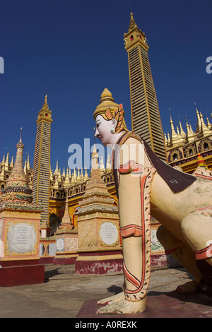 Un gardien protège le Nat paya Thanboddhay Paya construit au 20ème siècle par Moehnyin Sayadaw dit contenir plus de 500000 Banque D'Images