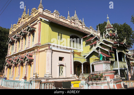 Thanboddhay Paya construit au 20ème siècle par Moehnyin Sayadaw dit contenir plus de 500000 images de Bouddha Monywa Rhône-Alpes Banque D'Images