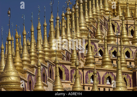 Thanboddhay Paya construit au 20ème siècle par Moehnyin Sayadaw dit contenir plus de 500000 images de Bouddha Monywa Rhône-Alpes Banque D'Images